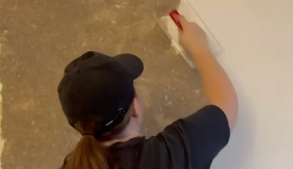 La pose de l'enduit coton mural à la taloche
