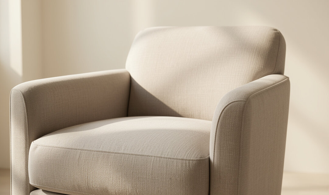 Nettoyer un fauteuil en tissu : l&rsquo;art du geste juste