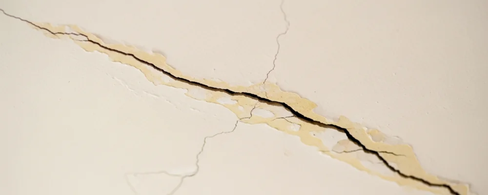 Fissure plafond : causes fréquentes et signaux à connaître — fissure plafond