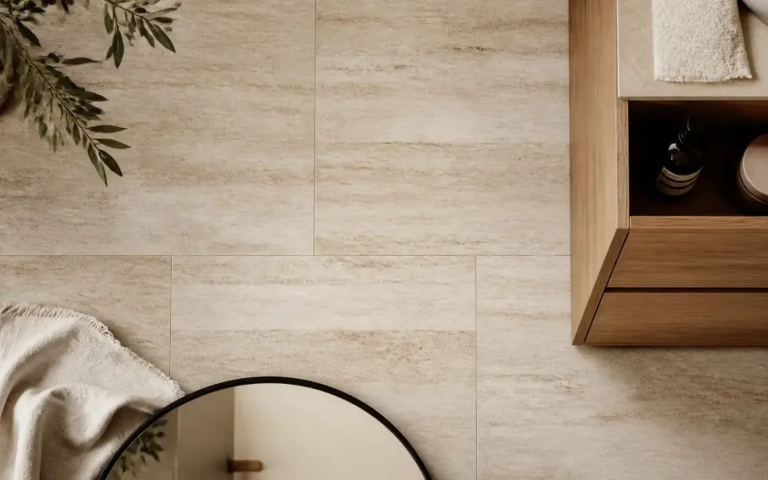 Travertin et bois dans la salle de bain : les teintes, finitions et usages qui fonctionnent